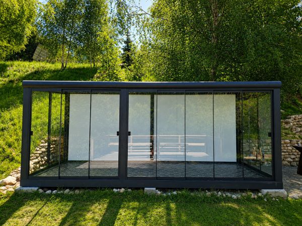 Casa de Sticlă Max | Container Modular cu Sticlă Panorama 8×3 m